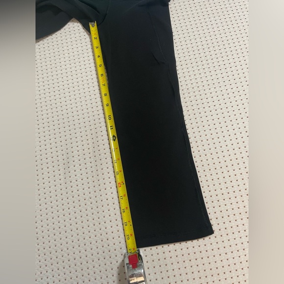 Women 💙🖤Lululemon Gather & Crow Crop
Black/Tonka Stripe Angel Blue, size 4 - Picture 7 of 11